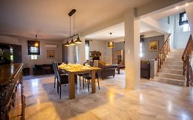 Τraditional Fully Detached Villa On A Luxurious Hillock Of Thessaloniki With Its Own Garden Also For Family & Wedding Gatherings For 10 To 25 People Only 15 Minutes From Airport