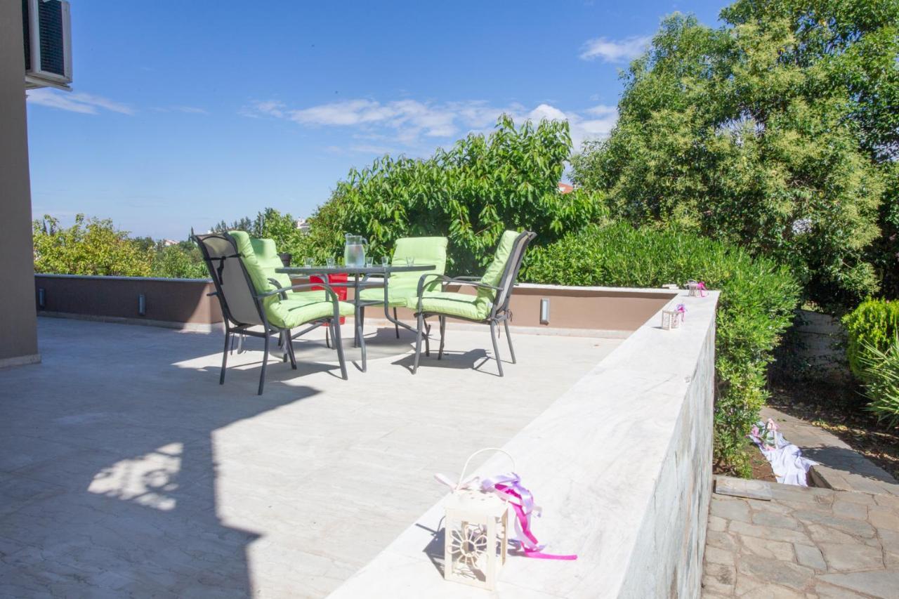 Τraditional Fully Detached Villa On A Luxurious Hillock Of Thessaloniki With Its Own Garden Also For Family & Wedding Gatherings For 10 To 25 People Only 15 Minutes From Airport Dış mekan fotoğraf