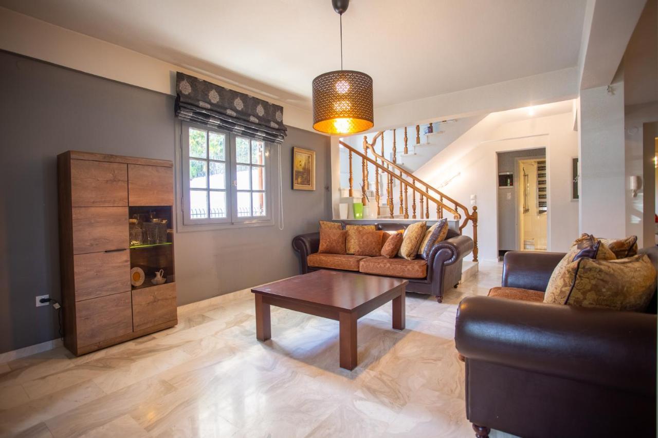 Τraditional Fully Detached Villa On A Luxurious Hillock Of Thessaloniki With Its Own Garden Also For Family & Wedding Gatherings For 10 To 25 People Only 15 Minutes From Airport Dış mekan fotoğraf